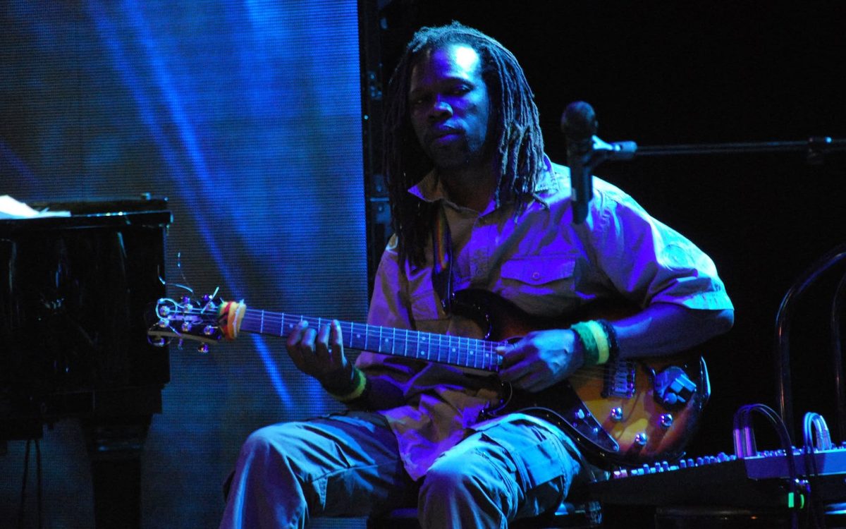 Lee Holness performing live
